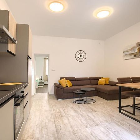 Amphitheater 3+2 Modern Apartment With Terrace, Wifi, Netflix Pula Extérieur photo